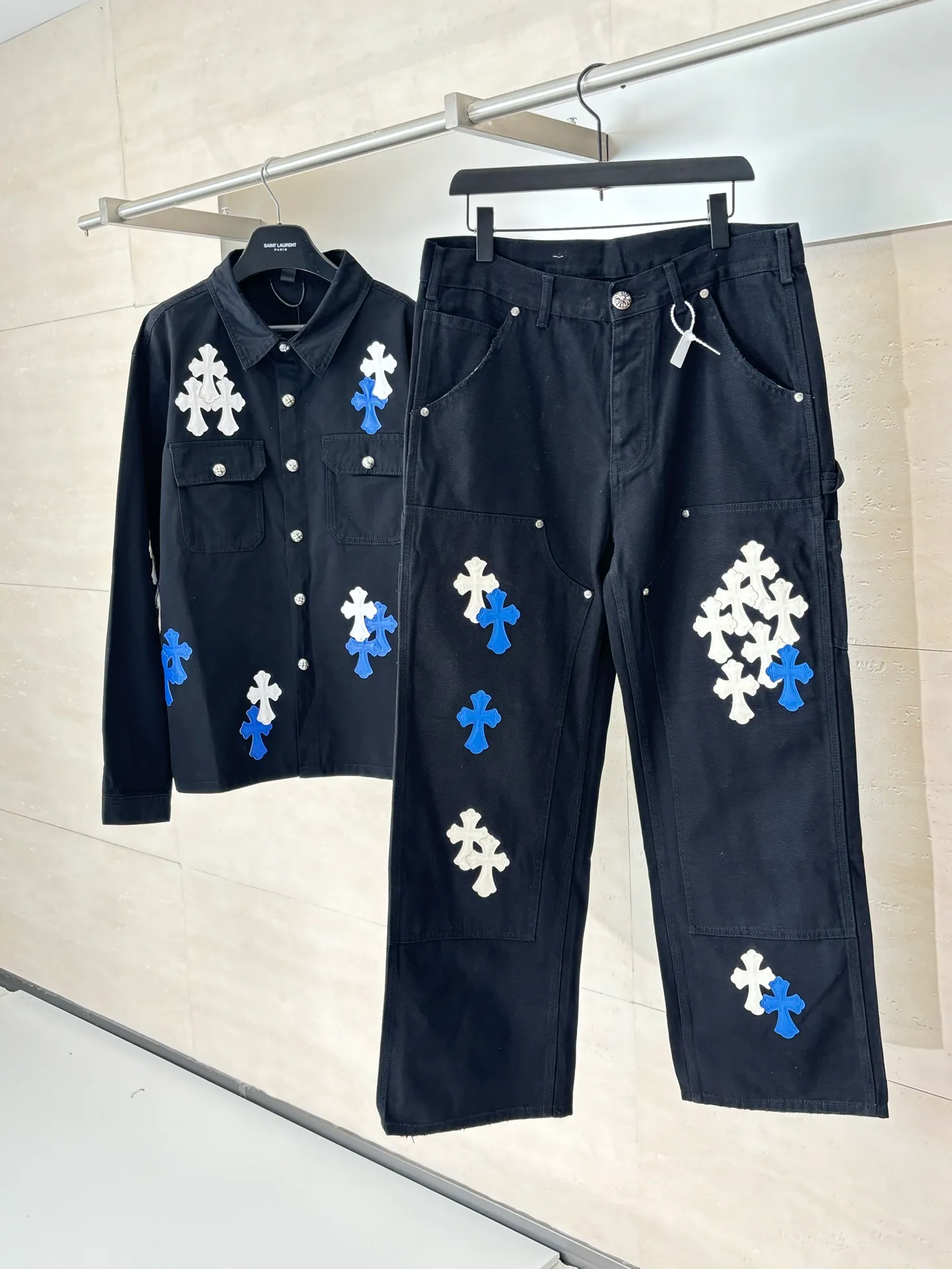 P670 Chrome Heart*/Chrome Heart CH leather work jeans are made of twill high-ounce washed denim fabric, exclusive ch-specific logging overalls pattern (not Levi's Vintage) custom-woven and dyed fabric, and the two-color cross is cowhide + sheepskin (all leather imported from Italy is custom-dyed separately, with consistent texture and no color difference). The stitch length, thread color, and wiring of the car are exactly the same. The inner lining is jacquard, with embroidery on the waist, 925 silver hardware, and heavy-duty washing and manual polishing.  Size: 32/34/36/38